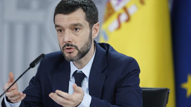 Pablo Bustinduy ministroa prentsaurrekoan. Argazkia: EFE.