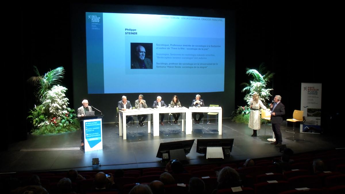 Euskal hiriburuetako alkate eta alkateordeek jaien inguruan eztabaidatu dute Baionan. Argazkia: EITB