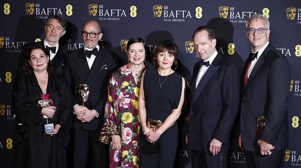 El equipo de "Conclave" posa en Londres con el premioa mejor película