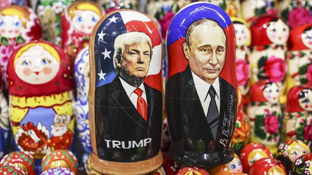 Trumpen eta Putinen irudiak dituzten matrioxkak, Moskuko denda batean. Argazkia: EFE