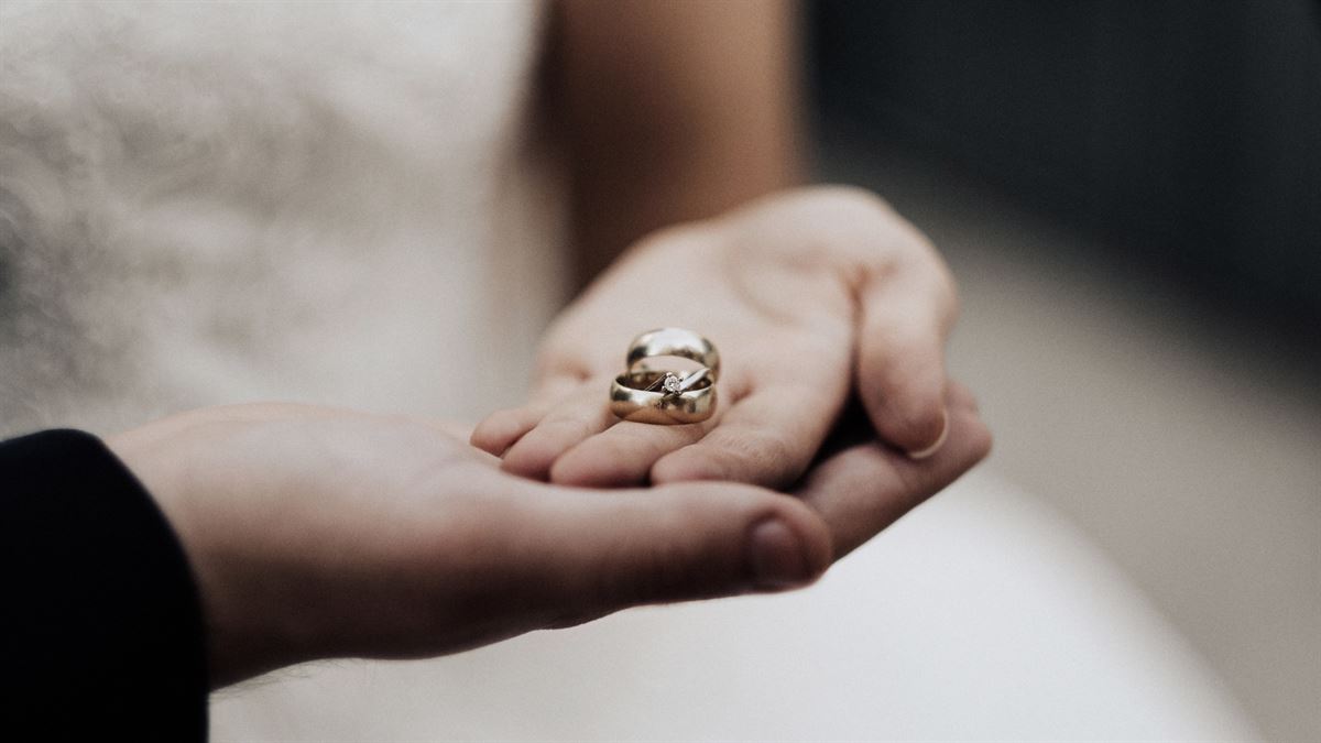 Dos anillos sobre una mano