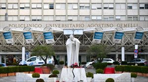 El papa Francisco continúa con su tratamiento y su humor es bueno