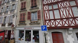 Eusko Ikaskuntzak marka eta egoitza erabiltzea debekatu dio Iparraldeko egiturari, irregulartasunak tarteko