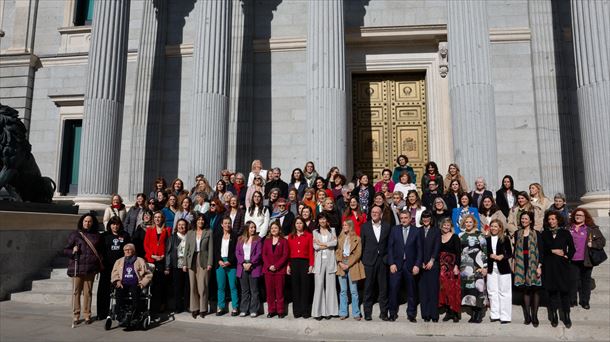 Diputatu talde bat Kongresuaren sarreran, Estatu Itun berria onartu ondoren. Argazkia: EFE