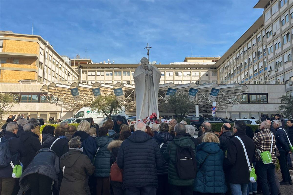 Un grupo de peregrinos reza frente al hospital Gemelli de Roma. Foto: EFE