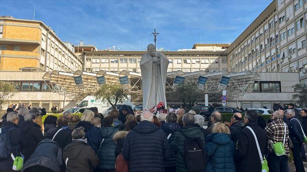 Erromes talde bat otoitz egiten, Erromako Gemelli ospitalearen aurrean. Argazkia: EFE
