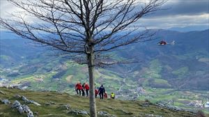Rescatado en helicóptero y hospitalizado un parapentista que ha sufrido un accidente en Azpeitia
