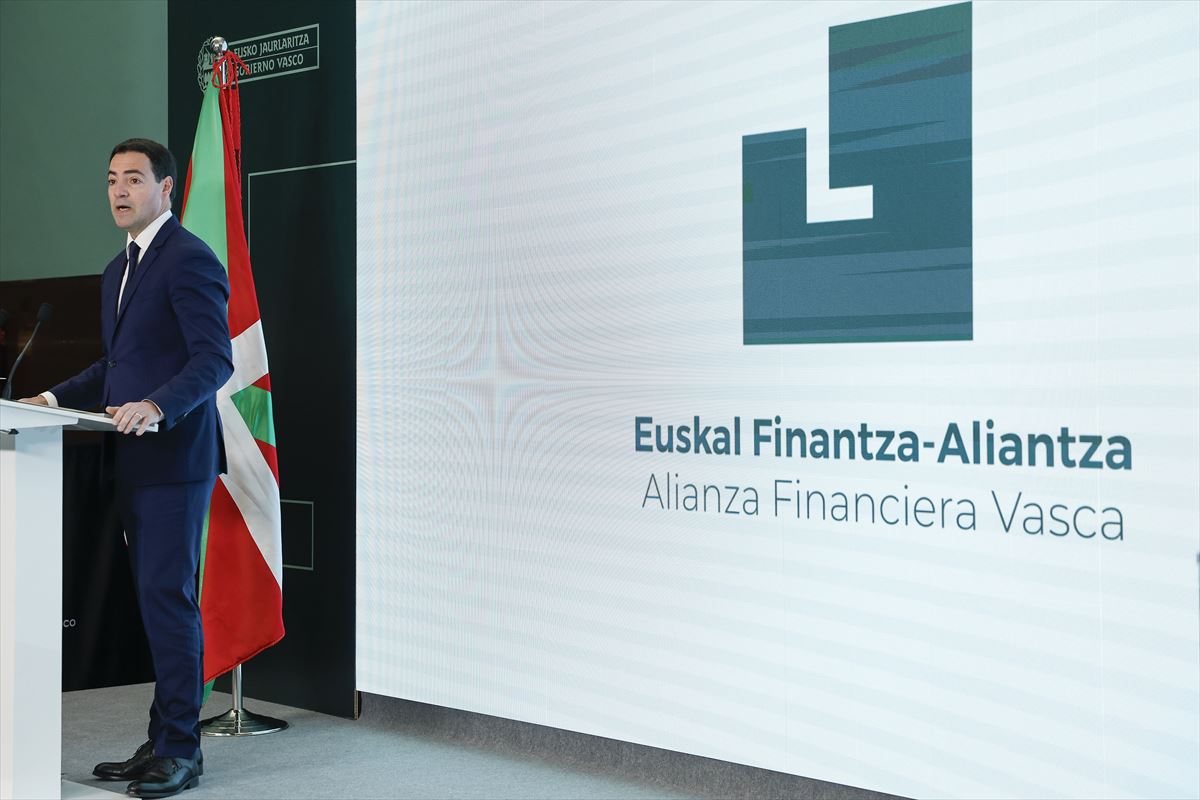 Torres, el lehendakari y d'Anjou, en la presentación. Foto: Efe