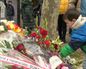 Lore eskaintza, martxoaren 3ko biktimak oroitzeko monolitoan