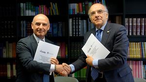 Andoni Aldekoa EITBko zuzendari nagusia eta Andres Urrutia Euskaltzaindiako burua
