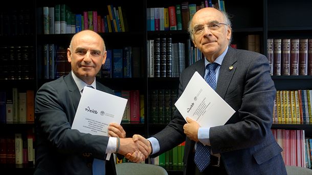 El director general de EITB Andoni Aldekoa y el presidente de Euskaltzaindia Andrés Urrutia