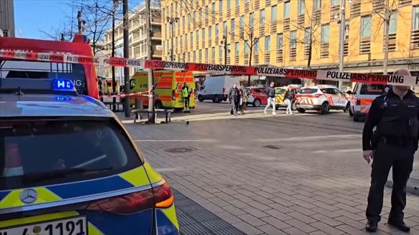 Polizia-lerroa Mannheim hirian, auto-harrapaketa masiboa gertatu ondoren. Irudia: AP