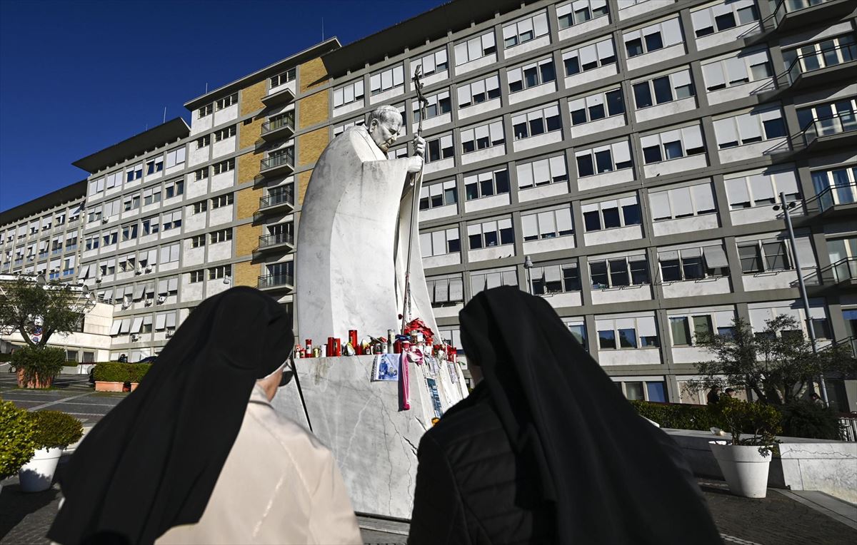 Dos monjas rezan frente al hospital Gemelli de Roma. Foto: EFE