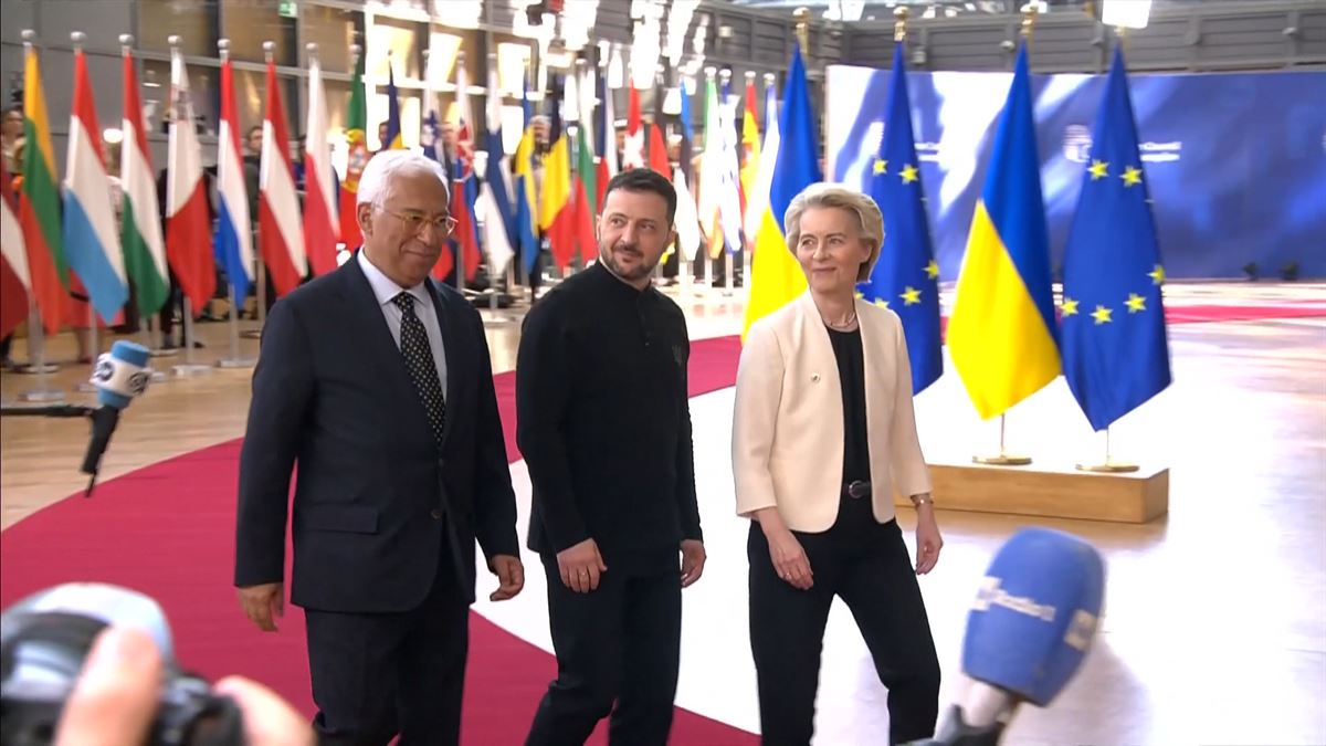 Líderes de la UE arropan a Zelensky en la cumbre para analizar las propuestas para 'rearmar Europa'