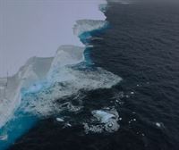 Munduko iceberg handienak Hego Georgiako uhartearen parean hondoa jo du, hainbat urtez noraezean ibili ondoren