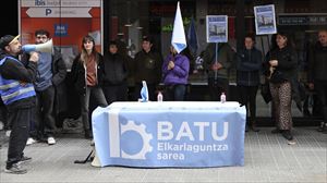 Unos 30 vecinos de Basauri se encierran en un hotel hasta lograr una vivienda digna