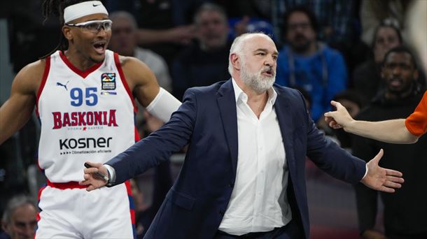 Pablo Laso, epailearen aurrean kexaka. Argazkia: EFE