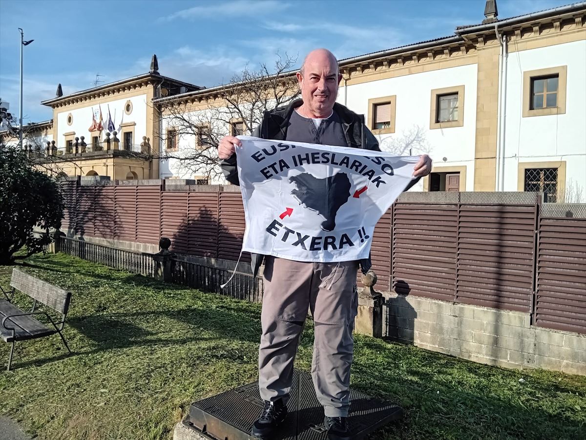 Balbino Saenz Olarra tras salir de la prisión de Martutene. Imagen: Etxerat