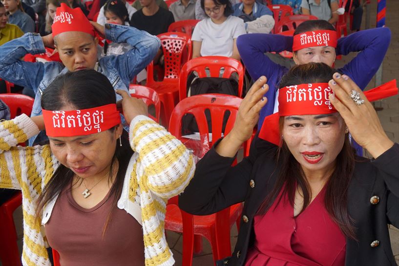 8M en Camboya. Trabajadoras portan cintas con la frase \