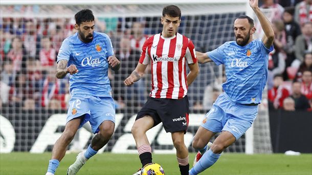 Beñat Prados, rodeado de dos rivales. Foto: EFE 
