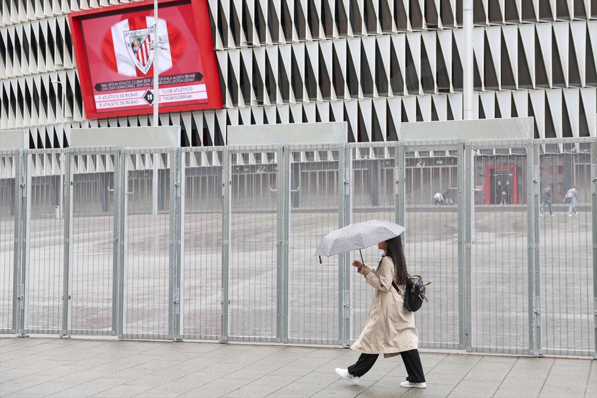 San Mamés, vallado, con motivo del partido que enfrentará hoy al Athletic y la Roma