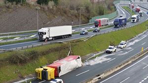 Olioa zeraman kamioi bat AP-8tik GI-20ra erori da, Errenteria parean