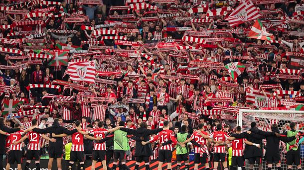 Athleticeko jokalariak eta zaleak bat eginda, San Mamesen, Europa Ligako partida batean. EFE