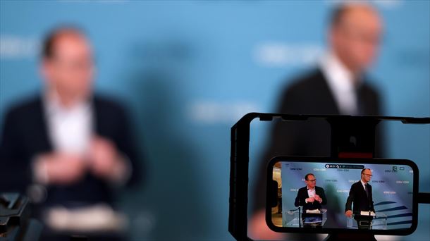 Alemaniako alderdiek zor-muga malgutzea adostu dute, Defentsan inbertitzeko