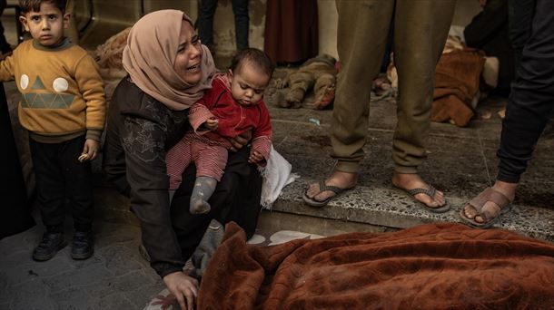 Emakume bat negarrez, gorpu baten alboan, Gazan. Argazkia: EFE