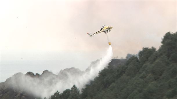 Helicóptero trabajando. Imagen obtenida de un vídeo de EITB Media.