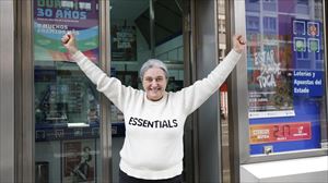 Marta Puerta, tras conocer que había repartido el premio. EFE. 