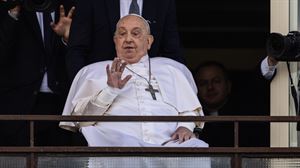 El papa Francisco saluda a los fieles desde el hospital, tras recibir el alta