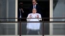 El papa Francisco saluda a la hora del Ángelus desde el hospital, tras recibir el alta