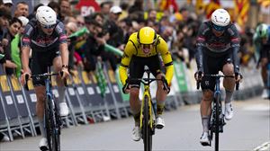 Matthew Brennanek ia helmugan bertan gainditu du Tibor Del Grosso, eta Kataluniako Itzuliko lehen liderra da