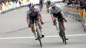 Roglicek Ayuso gainditu du Montserrateko azken esprintean eta lider jarri da denbora berarekin