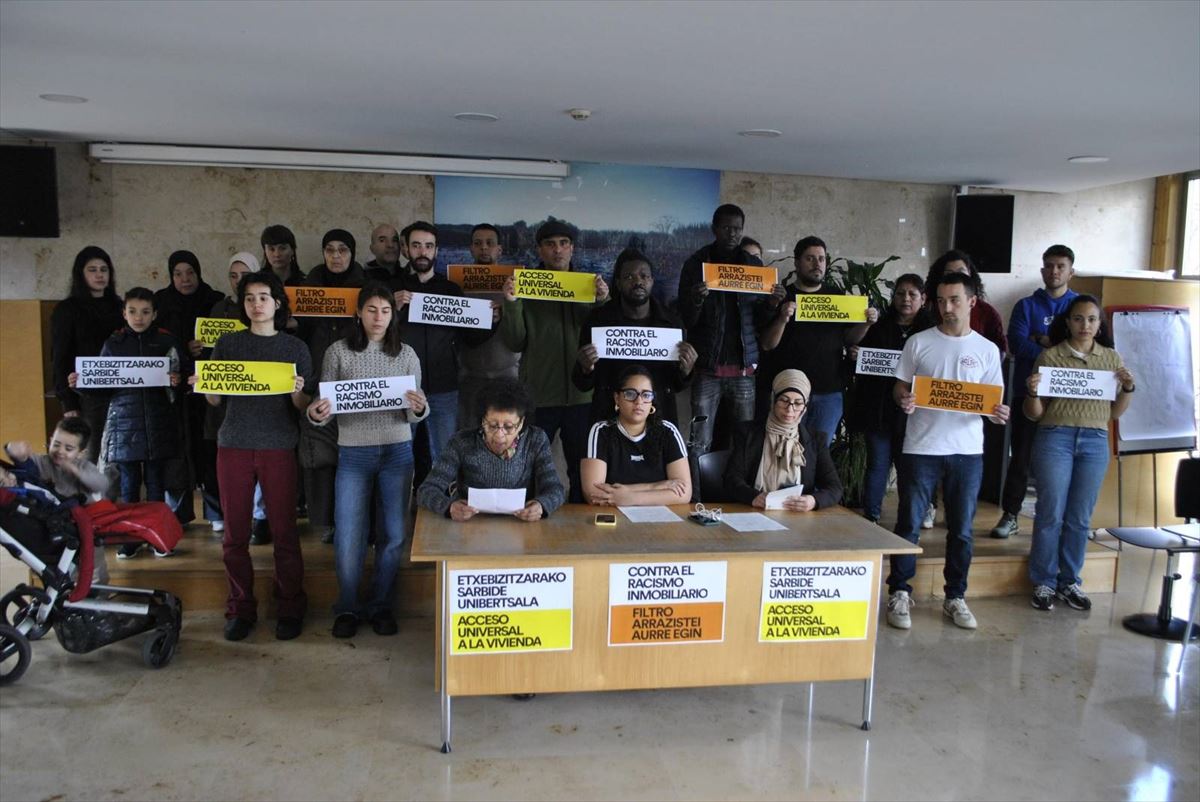 Representantes de diferentes colectivos hoy en Vitoria-Gasteiz. Foto: Etxebizitza Sindikatua