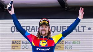 Quinn Simmonsek irabazi du haizeagatik murriztutako etapa, eta sailkapen nagusia Bartzelonan erabakiko da