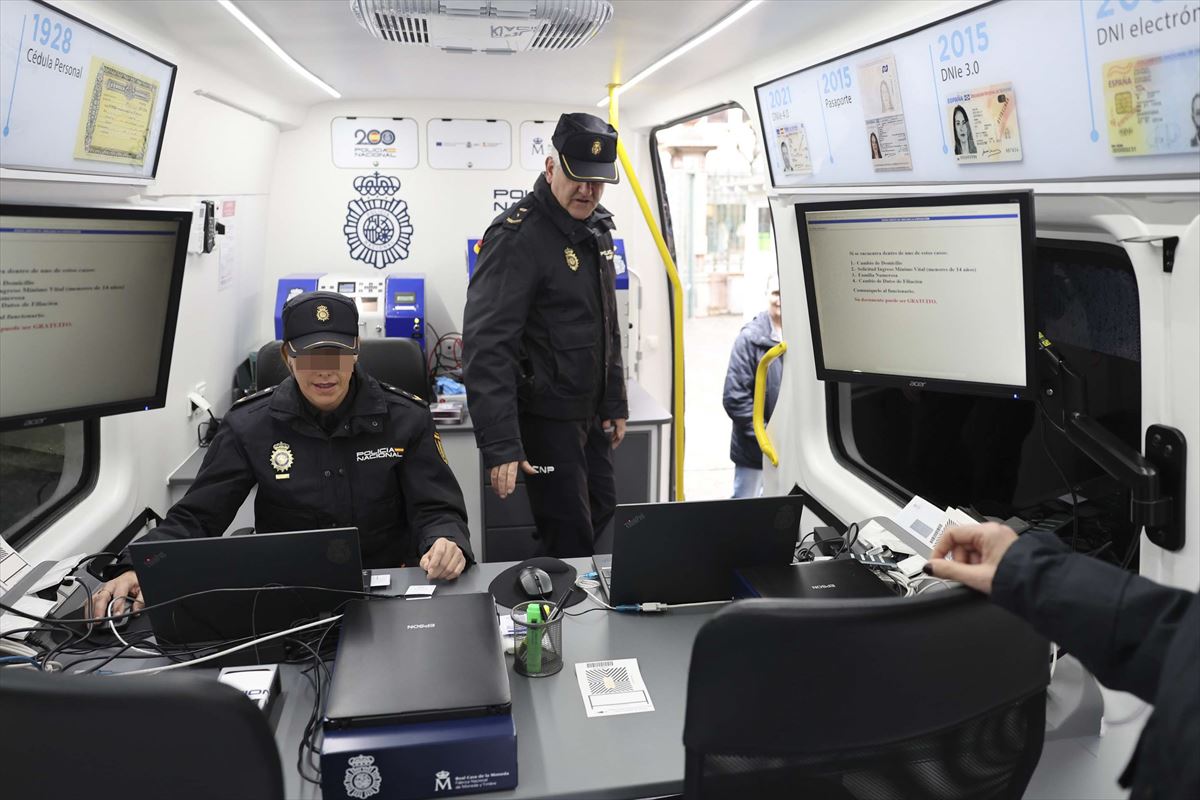 Interior de la oficina móvil. Foto: EFE