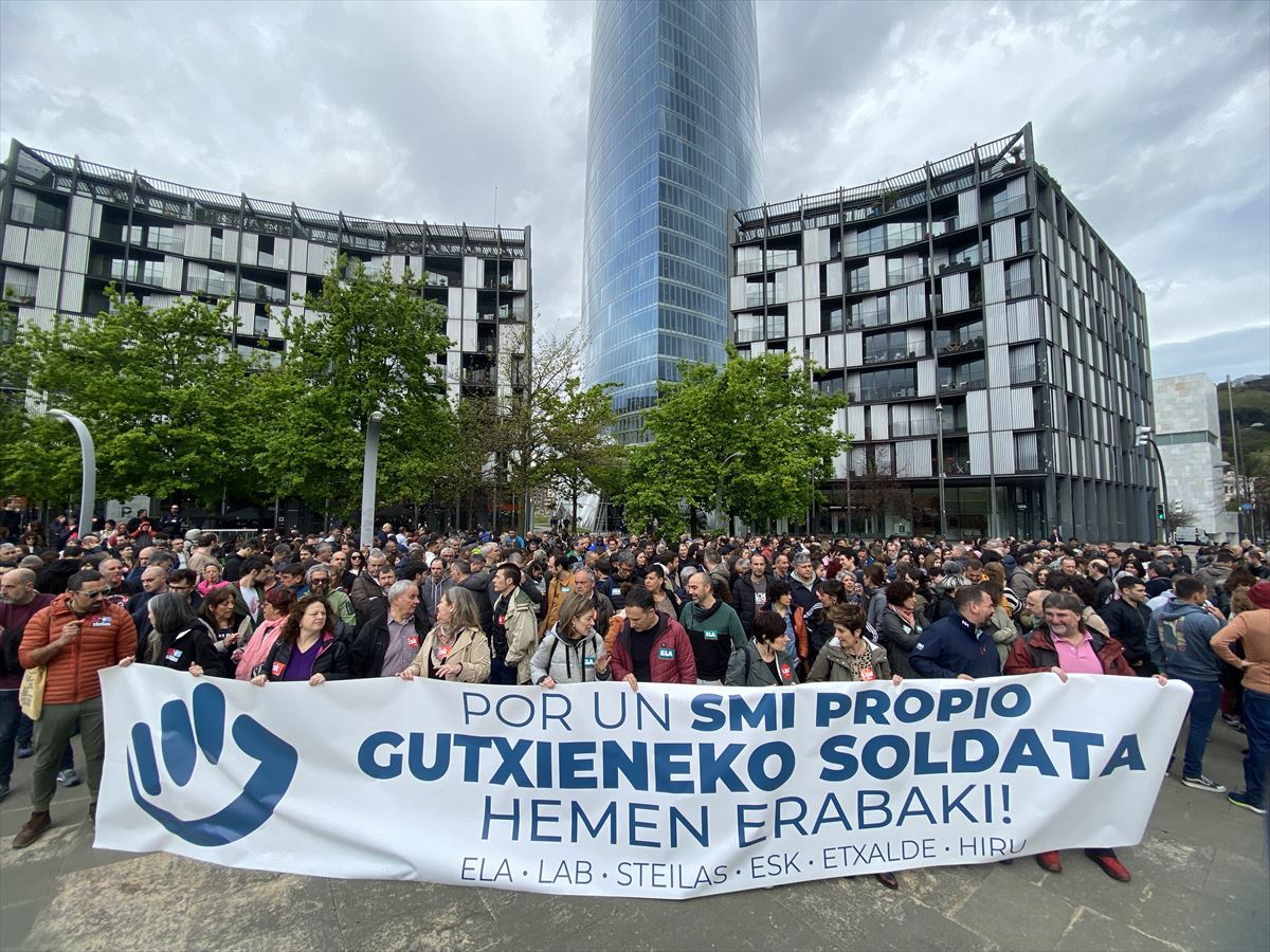 Protesta ante la sede de Confebask. Foto: @ElaBilbo