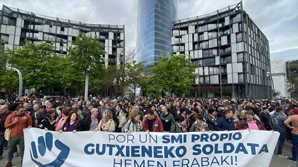Protesta Confebasken egoitzaren aurrean. Argazkia: @ElaBilbo