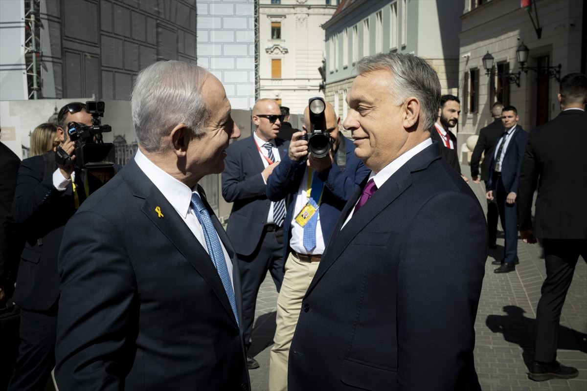 Viktor Orban eta Benjamin Netanyahu irribarretsu Budapesten (Hungaria). Argazkia: EFE