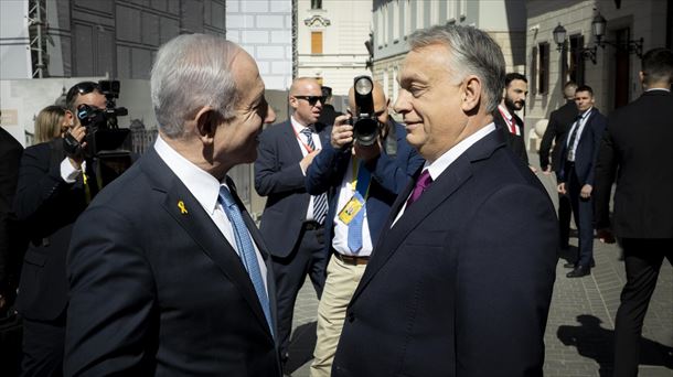 Viktor Orban eta Benjamin Netanyahu irribarretsu Budapesten (Hungaria). Argazkia: EFE
