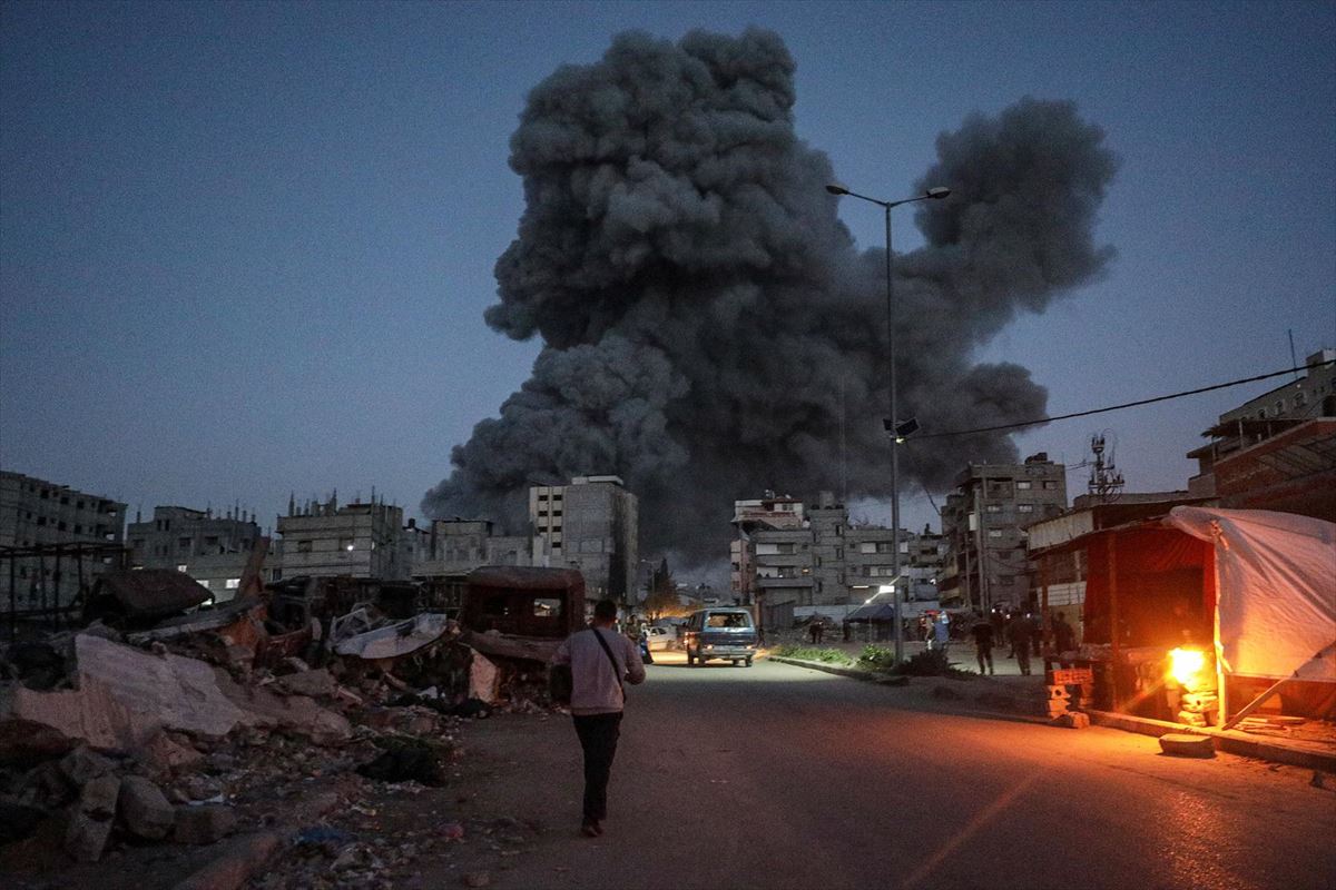 El efecto de las bombas israelíes al caer sobre la escuela Dar Al-Arqam. Foto: EFE
