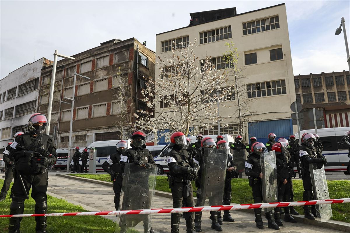 Detenidos en el desalojo del gaztetxe Etxarri de Bilbao. Foto: EFE