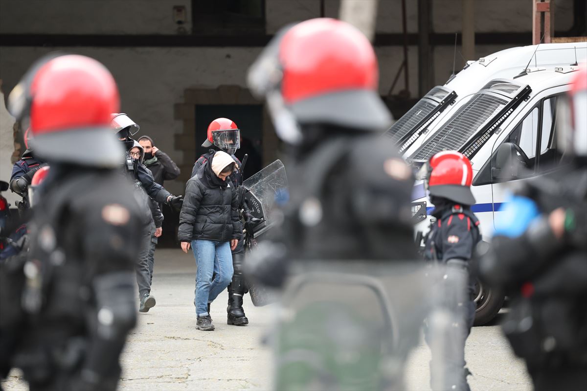 Atxilotuak Bilboko Etxarri gaztetxearen desalojoan. Argazkia: EFE