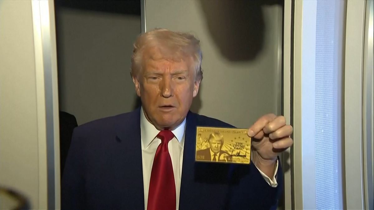 Donald Trump AEBko presidentea, urrezko txartela edo Trump txartela eskuetan duela