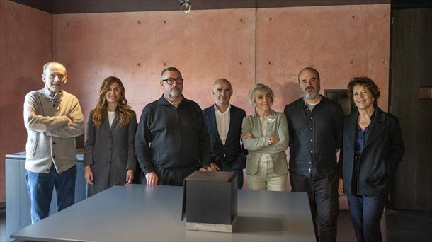 Imagen del acto de firma de convenio entre EITB y la Fundación Oteiza