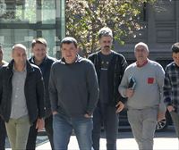 Las instituciones aseguran al comité de Bridgestone que defenderán la posición de la plantilla ante la empresa