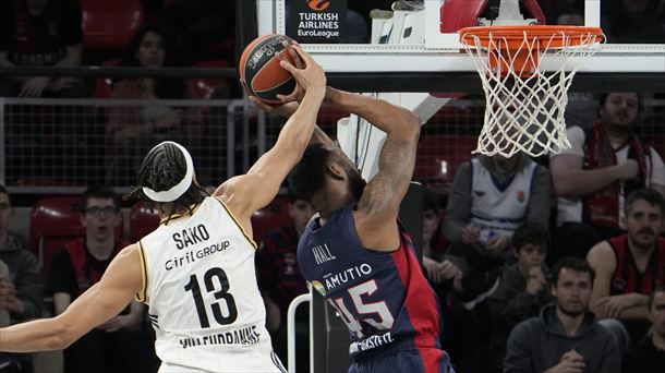 Hall encestando. Foto: EFE. 