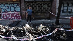 Sute batek bost motor eta ordezko piezak saltzen zituen denda baten aurrealdea kiskali ditu Bilbon